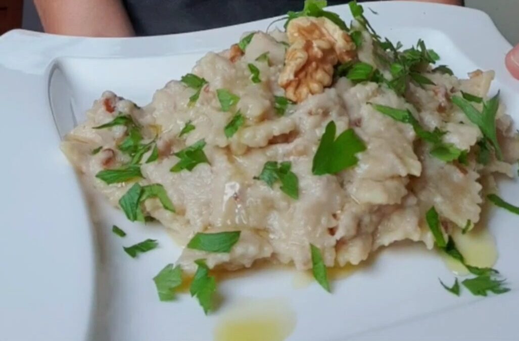 Pasta con crema di cavolfiore, alici, noci e pecorino